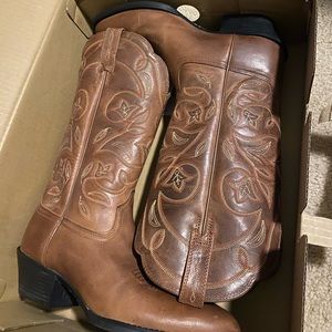 ARIAT women’s heritage R toe western boot Size 6.